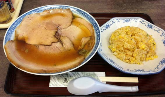 地元の人気ラーメン店 人気中華料理店 ラーメン鉢全面を覆う巨大チャーシューが圧巻の神戸 東灘区 ネギラーメンの 恵愛 けいあい はっしんのグルメ