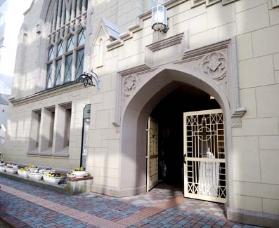 神戸の観光スポットとなっているカフェでいただくモーニング 1929年に建てられた教会を改装した店舗は有形文化財に登録されている 神戸 三宮 カフェ フロインドリーブ 本店 はっしんのグルメ