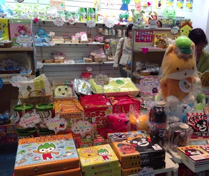 話題の くまもんグッズ ふなっしーグッズ が豊富にそろっている 関西初の ゆるキャラショップ Jr神戸 駅地下 ディオこうべにオープンした ゆるキャランド神戸店 はっしんの