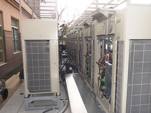 空調室外機配管配線作業状況