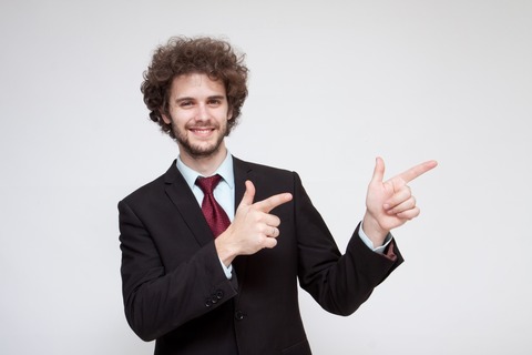 ビジネスマン／ユーモア／茶目っ気／外国人／男性／指鉄砲／バン／指差し