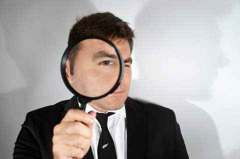 虫眼鏡／サラリーマン／男性／外国人／ルーペ／覗き込み