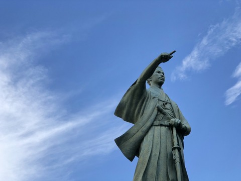 指導者／勝海舟／孤高／銅像／歴史／偉人／指差し／青空