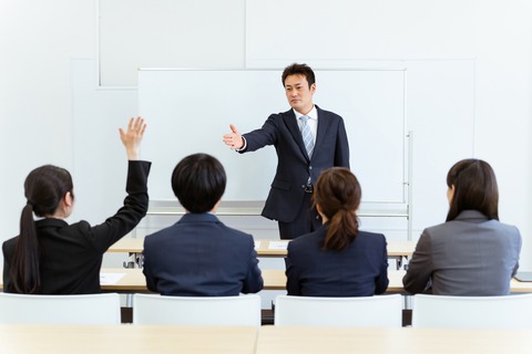 ■ビジネス／研修／教育／日本人／複数名／講師と生徒／レクチャー／挙手／指名／ホワイトボード／新入社員／講習