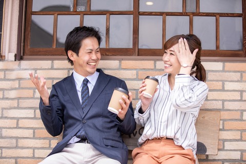 日本人／男女／2ショット／笑顔／談笑／カップル／ベンチ／八方美人