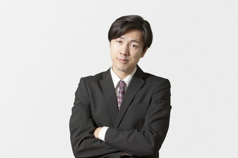 日本人／男性／ビジネス／腕組み／憂鬱／さえない／サゲ