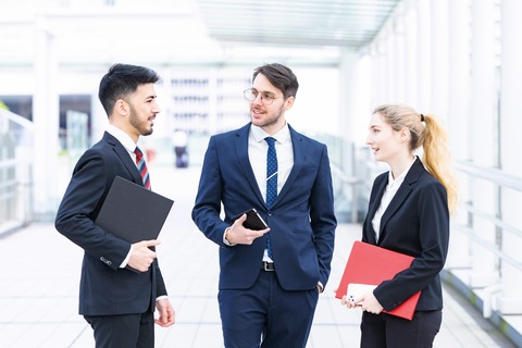 外国人／男女／ビジネス／コミュニケーション／笑顔／リラックス