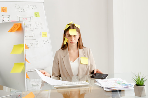 疲労／疲弊／女性／外国人／過労／デスクワーク／付箋／混乱