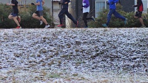土手／ランニング／トレーニング／スポーツ