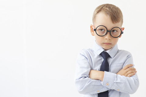 悩む／子供／不服／不満／外国人／男の子／怒り／腕組み