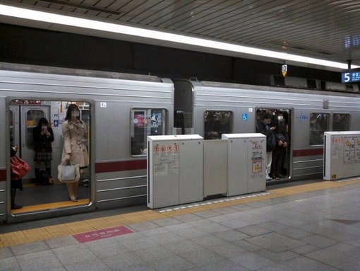 【動画】女性専用車両で公開ギロチン 女に押された男の首がドアに挟まる人身事故発生 マジワロ速報