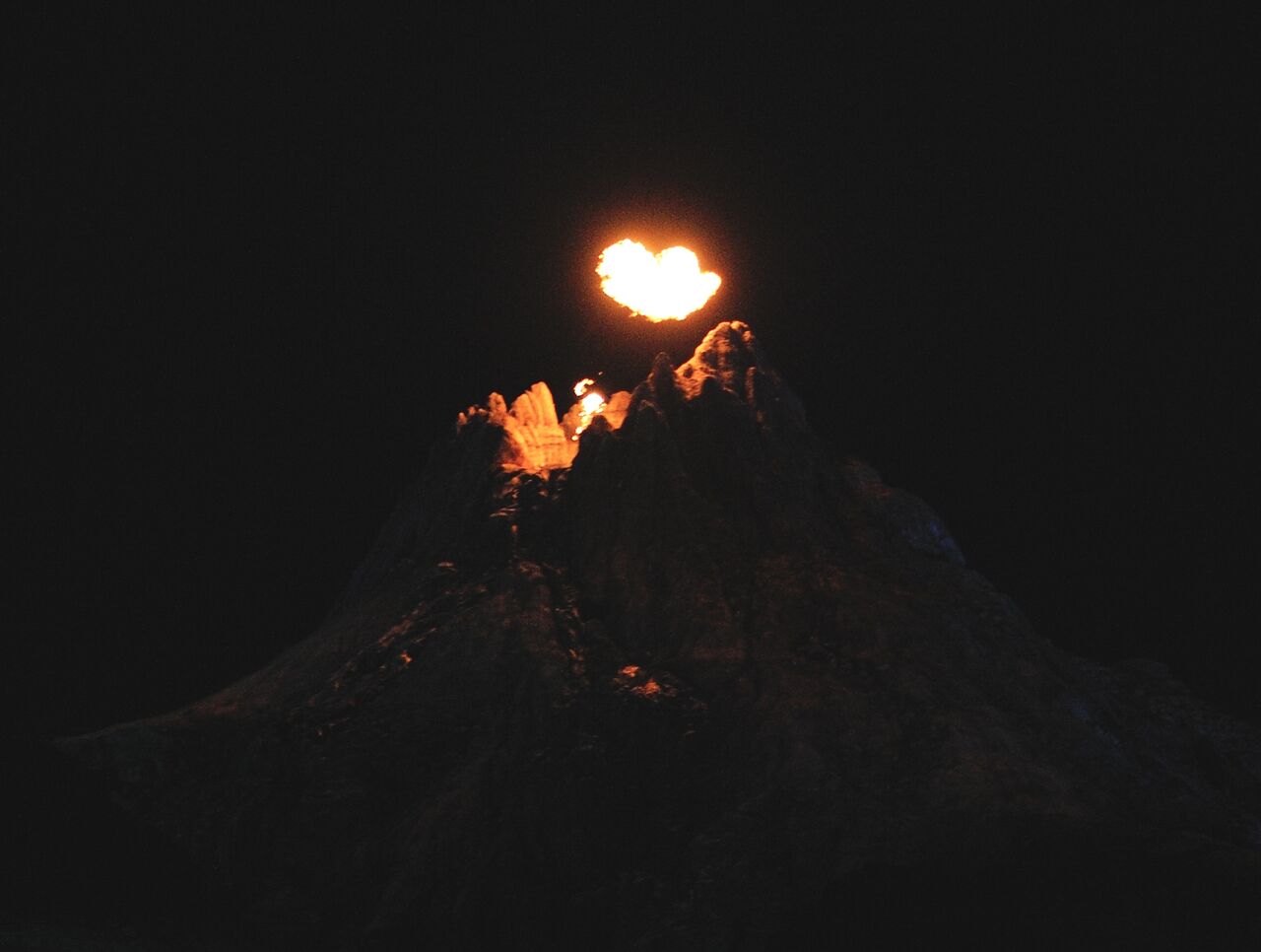 火山の噴火でミッキーが現れた 東京ディズニーシー Light Bucket 18のblog
