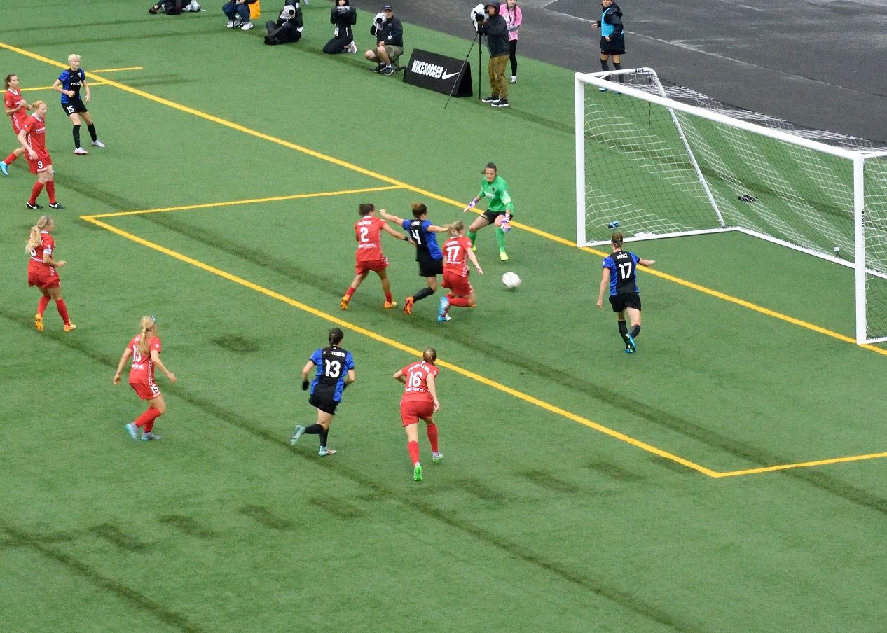 女子サッカー シアトルvsポートランド 2 Light Bucket 18のblog
