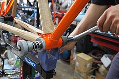 ハンガーフェーシング作業中