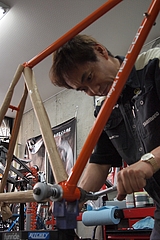 ハンガーフェーシング作業中