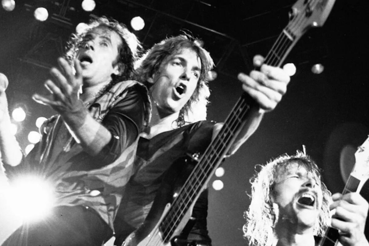 bassist-francis-buchholz-gettyimages-104458236-jpg