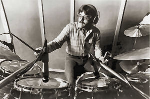 □ ROGER HAWKINS (ex-Muscle Shoals Rhythm Section) passed away