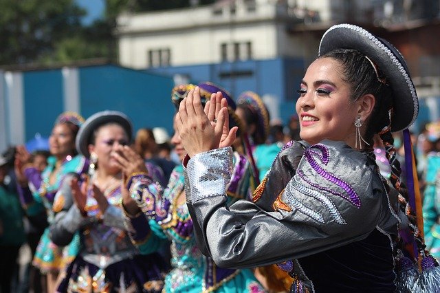 ペルーの 民族衣装 はとっても鮮やかで独特な色使いでびっくり 南米ペルーでガイドしています