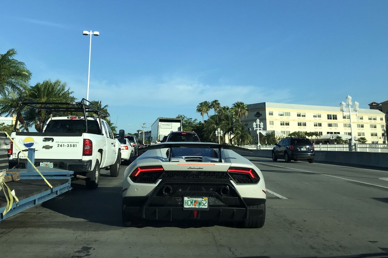 ジョン レノンのライセンスプレートをつけたビートルからランボルギーニまで ネイプルズの街で出会った車色々 青い郊外の空の下 黄色と緑のセロファンの花たち ジョン レノンのライセンスプレートをつけたビートルからランボルギーニまで ネイプルズの街で出会った車色々 青い郊外の空の下 黄色と緑のセロファンの花たち