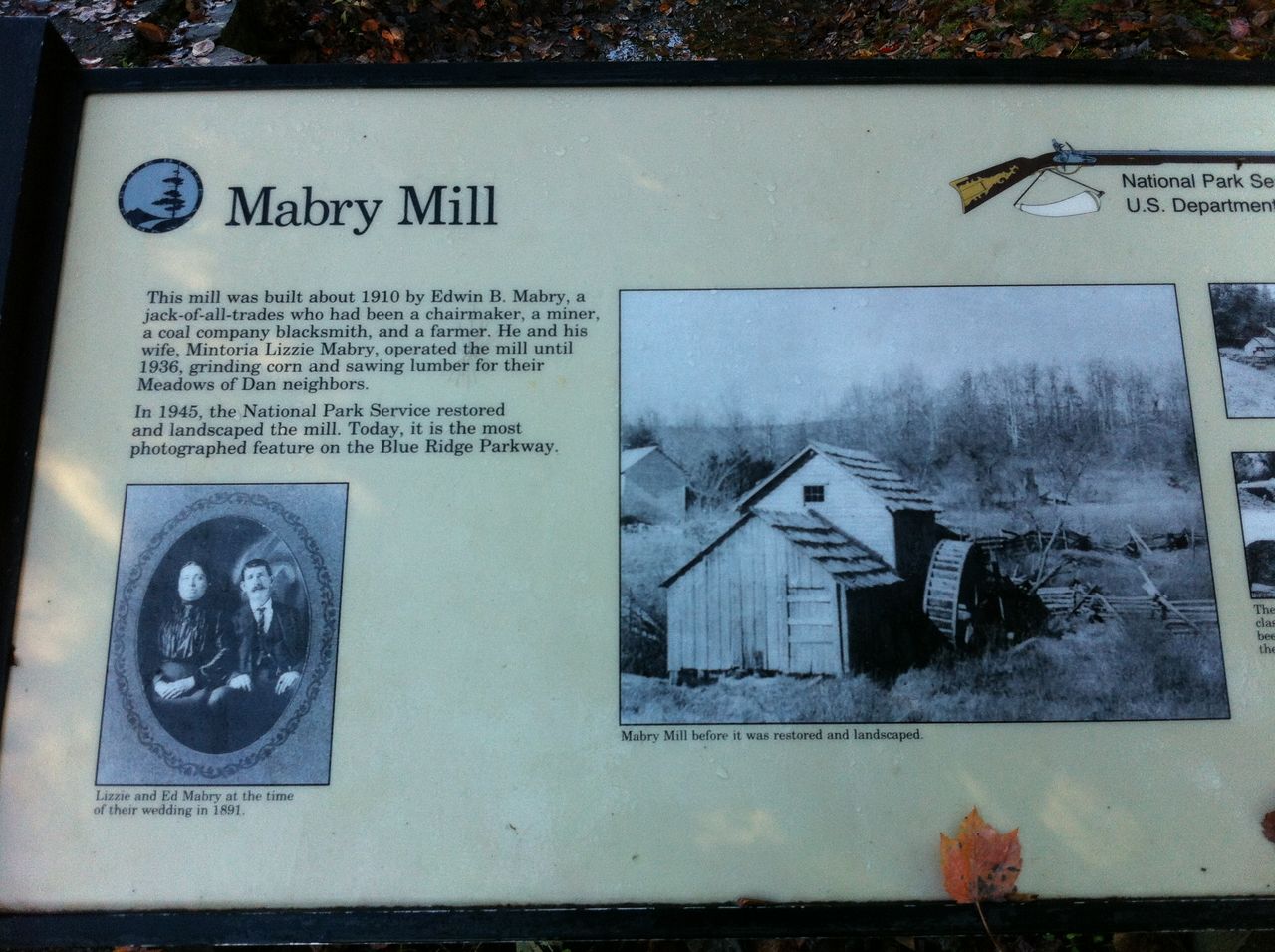 メイブリー水車小屋 Mabry Mill ー R I P マルコム ヤング 地獄のハイウェイ Ac Dc 青い郊外の空の下 黄色と緑のセロファンの花たち