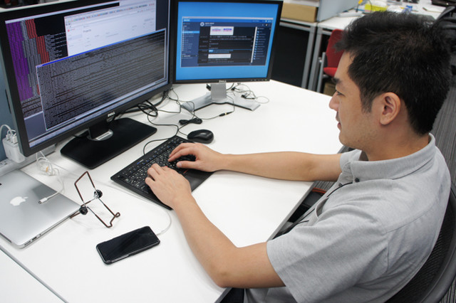 はたらく机 Vol 51 プライベートクラウドを海外展開したい チームワークで支えるlineのインフラ Line Hr Blog