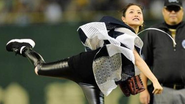石原さとみが始球式で「マサカリ投法」を披露