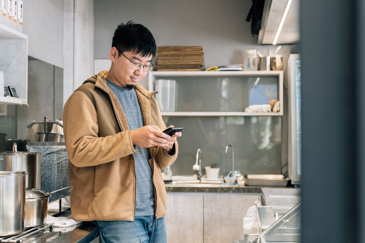 e.豆韻_使用手機