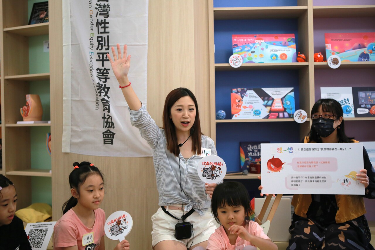 Elly姊姊透過貼圖圖案引導小朋友想一想