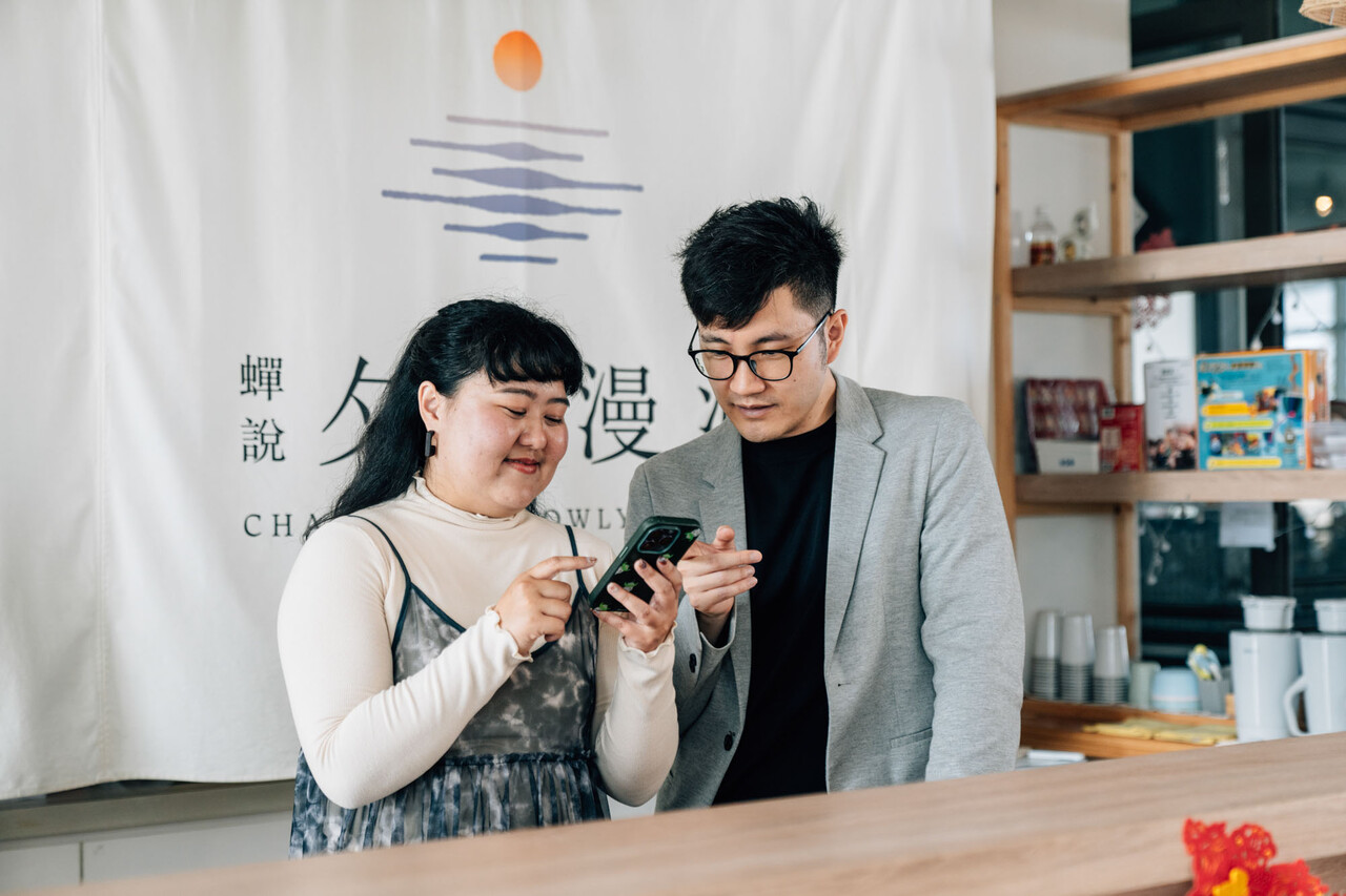 e.蟬說_使用手機-1