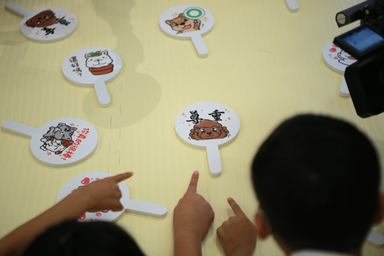 小朋友透過公益貼圖進行互動遊戲