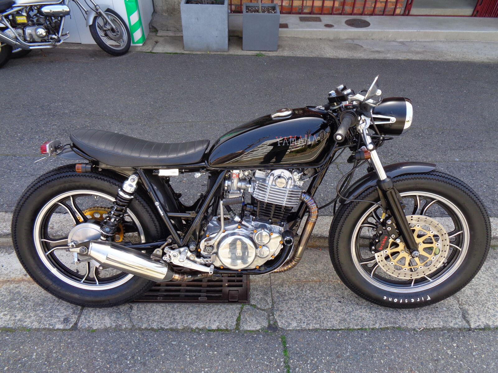 SR400 ワンオフマフラー フレーム中通し レーサースタイル カフェレーサー