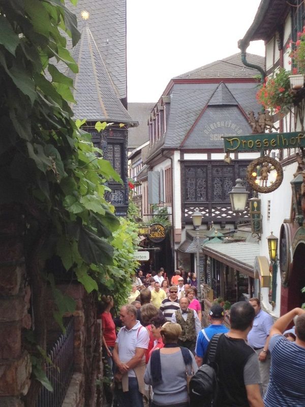 ドイツ つぐみ横丁のワイン酒場にて乾杯 リティ クリンシのカリフォルニア生活