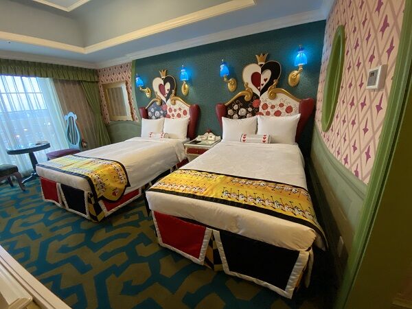 ディズニーふしぎの国のアリスルーム3～8階の8階とルームサービス