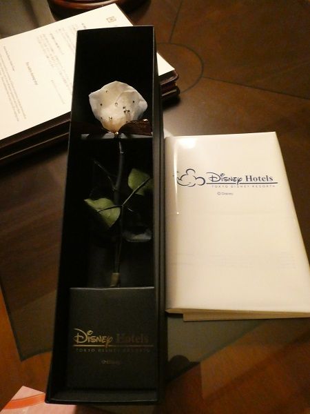 ミラコスタのルームサービスのプリザードフラワー ひとりディズニー 大人の時間