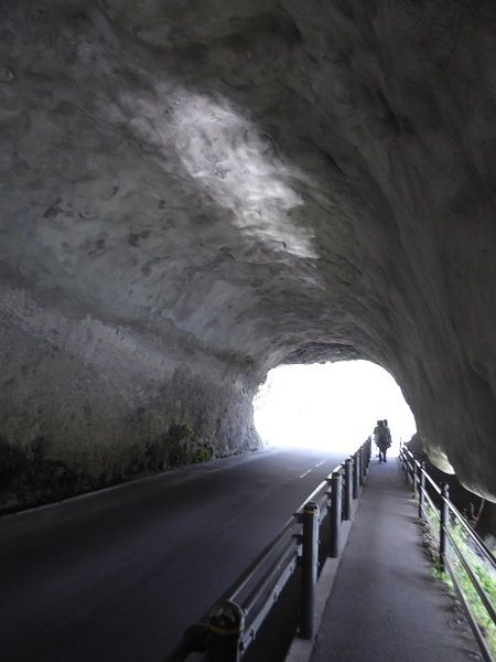 82 青の洞門