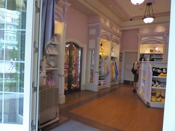 東京ディズニーランドホテル マーカンタイルのアナとエルサのドレス Little Women ディズニーへ行く