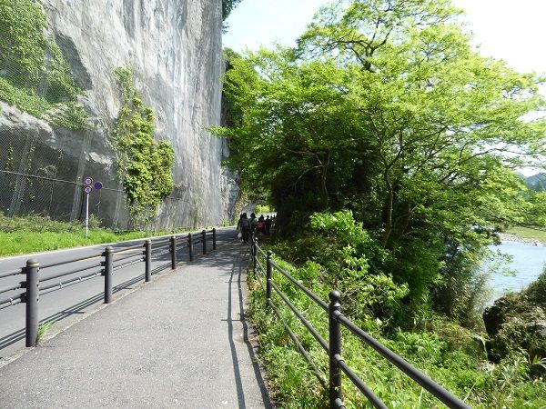 83 青の洞門