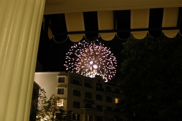 東京ディズニーランドホテルの１階から花火を見た ハロウィンイン１泊目 Little Women ディズニーへ行く