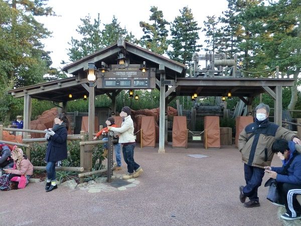 ビッグサンダーマウンテンのfp発券場所が変わっていた Little Women ディズニーへ行く ビッグサンダーマウンテンのfp発券場所が変わっていた Little Women ディズニーへ行く