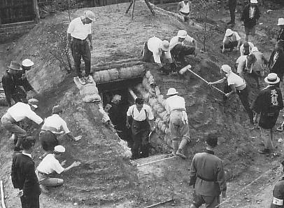 Construction_of_Air-raid_shelter_in_Japan