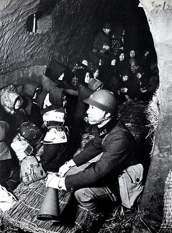 People_who_were_escaping_in_the_air-raid_shelter_in_Japan