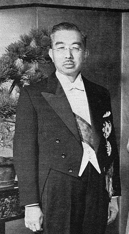 Emperor_Showa_1956-11-face
