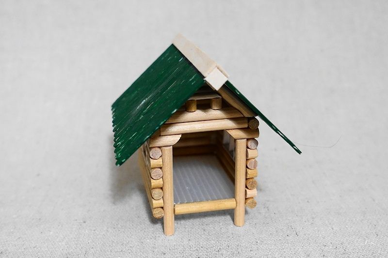 ミニチュアログハウス調犬小屋作り 2 : リビングでDIY