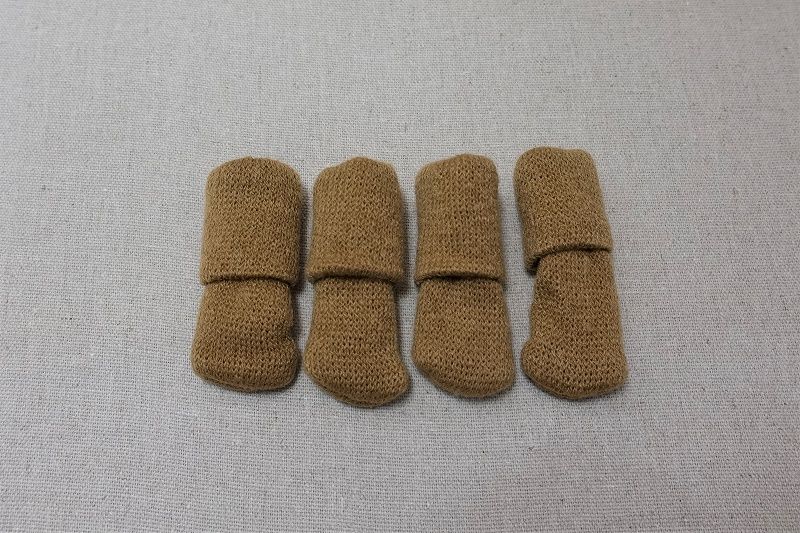 リビングの床を保護する 椅子の脚にかわいい靴下 脚カバーが脱げたりズレ落ちないようにする方法 リビングでdiy
