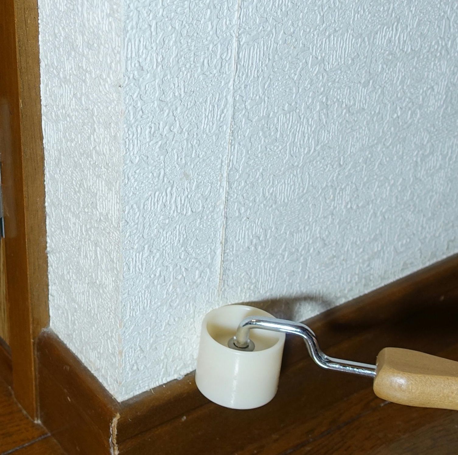 剥がれた壁紙 クロスの補修方法 Diyで簡単に壁紙修理 リビングでdiy