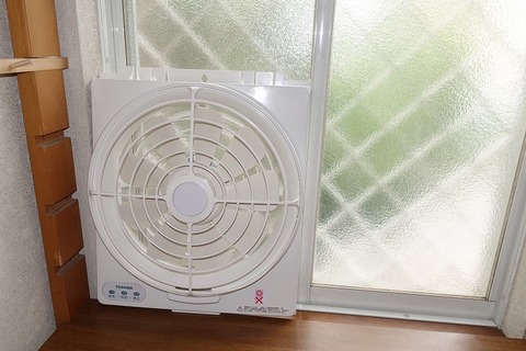 窓用換気扇VRW-25X2をサイズを間違って購入したけどDIYで付けてみた1 窓用換気扇VRW-25X2をサイズを間違って購入したけどDIYで付けてみた1