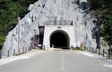 このトンネルが登山の入り口