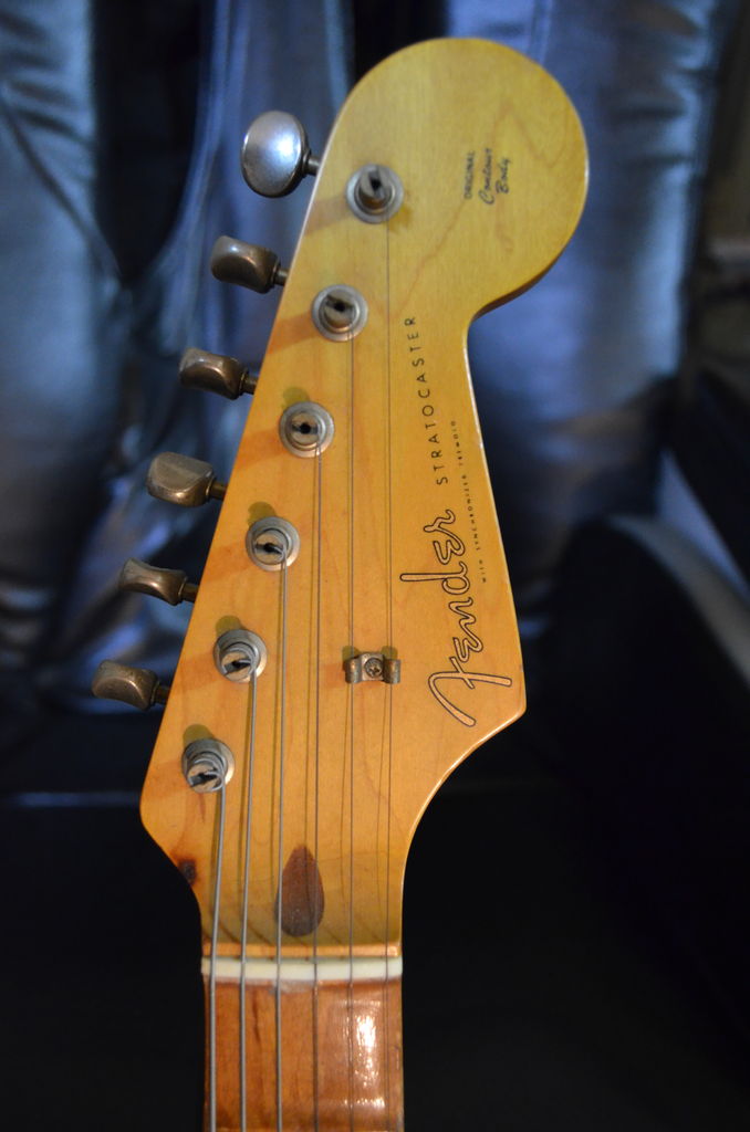 ギター Fender Japan ST57M-US FENDER JAPAN ST57M-USとVOX mini5Rhythm | LAGE HEADSTOCK by