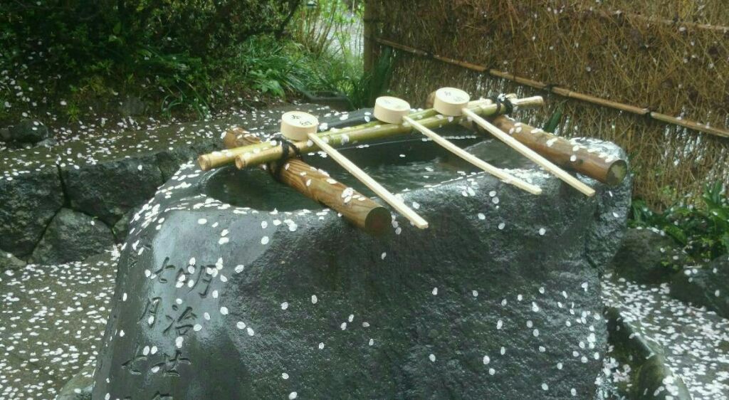 荘厳された手水鉢 Hike De 俳句 荘厳された手水鉢 Hike De 俳句