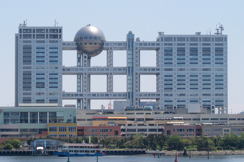 Fuji_TV_headquarters_and_Aqua_City_Odaiba